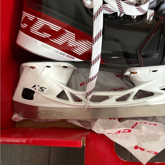 CCM FT4 Intermediate Skates - Picture 2 of 5